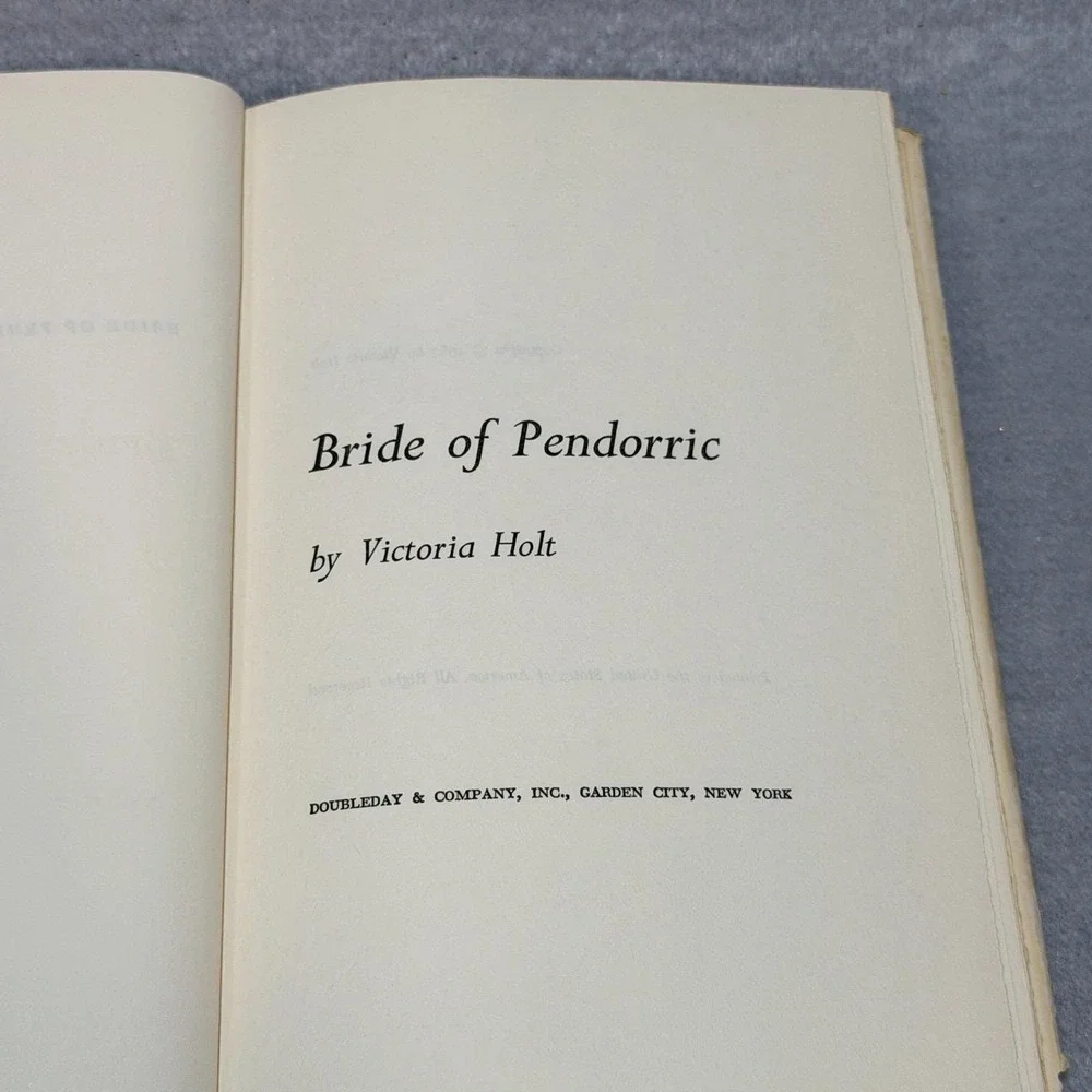 Vintage Victoria Holt Book Lot Bride of Pendorric & The Shivering Sands HC DJ